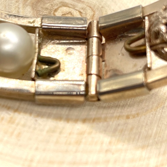 Vintage Unsigned Gold Tone Filigree Faux Pearl Bead Hinged Bangle Bracelet - Picture 7 of 12